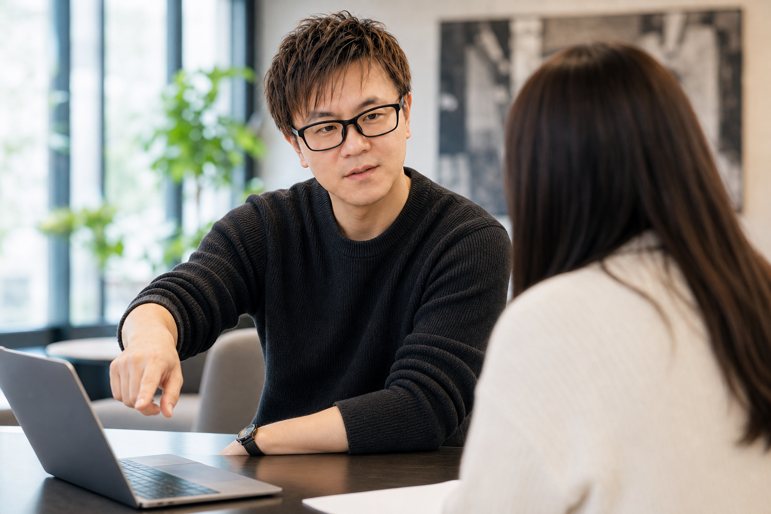 研修会場で参加者へ説明している Hakushi